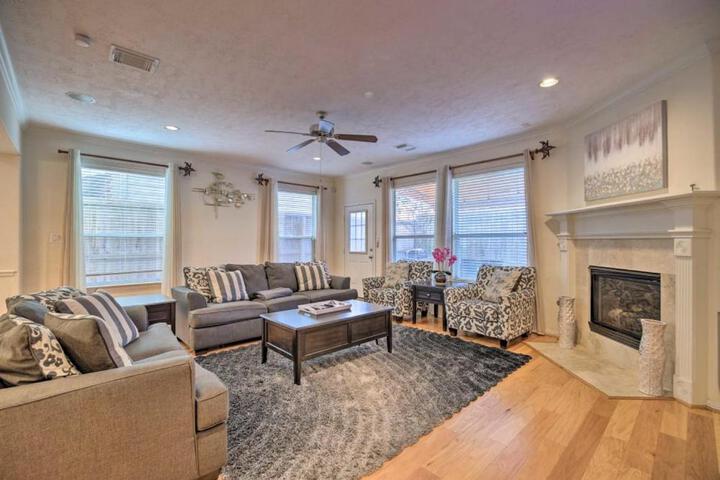 River Oaks 4BD Home Walkable to Whole Foods &  Eateries in Houston, TX