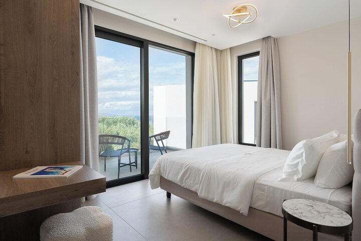 Room 4 of 72