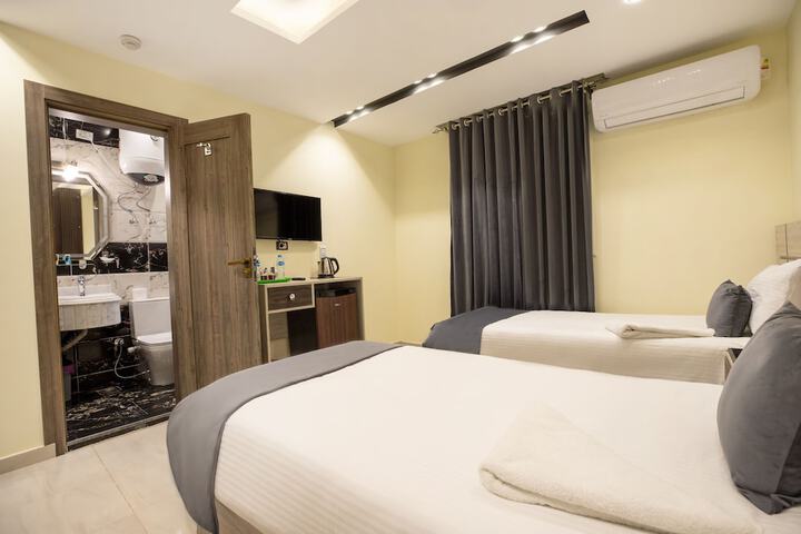 Room 14 of 16