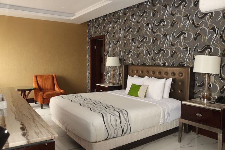 Deluxe King Bed (11 of 20)
