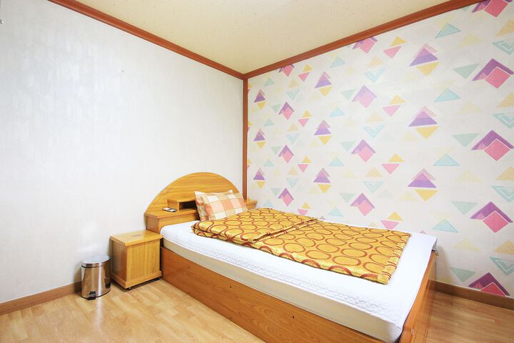 Room 2 of 6