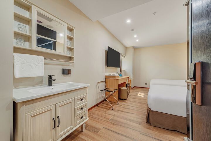 Room 35 of 69
