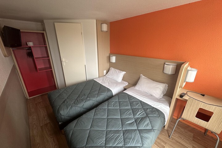 Room 10 of 27