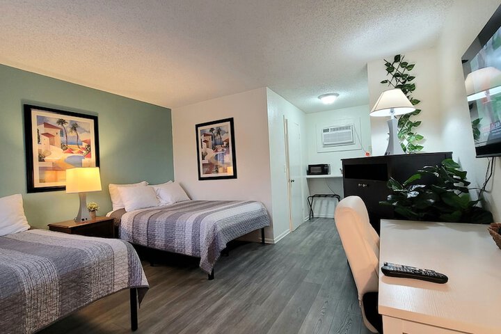 Room 10 of 32