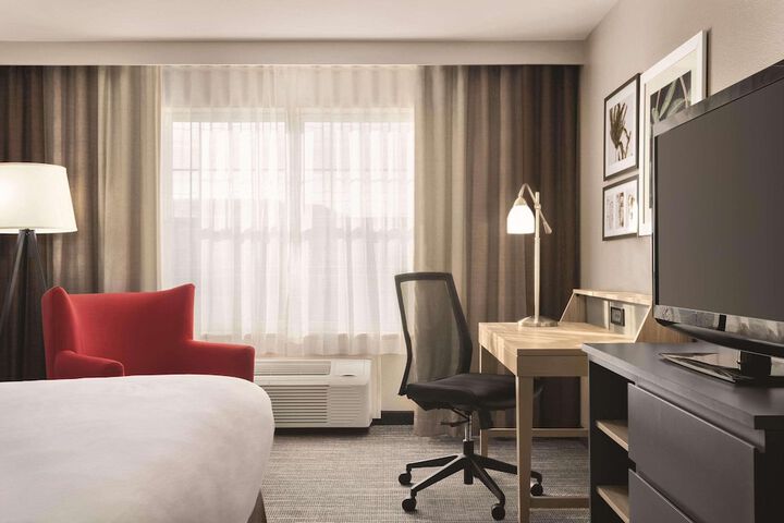 1 King Bed (2 of 9)