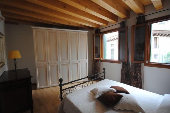 Room 6 of 30