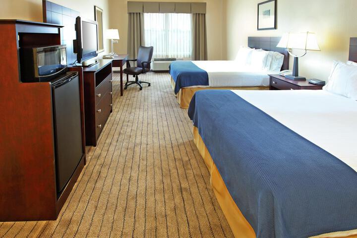 2 Queen Beds (5 of 6)