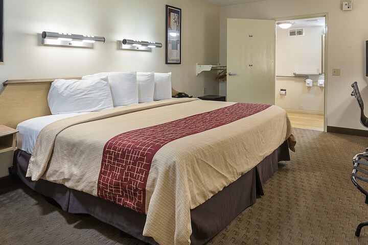 Deluxe King Bed (12 of 13)