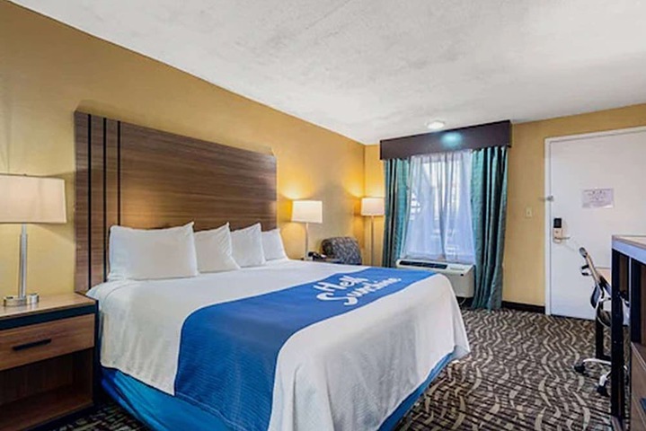 1 King Bed Business Room (3 of 6)