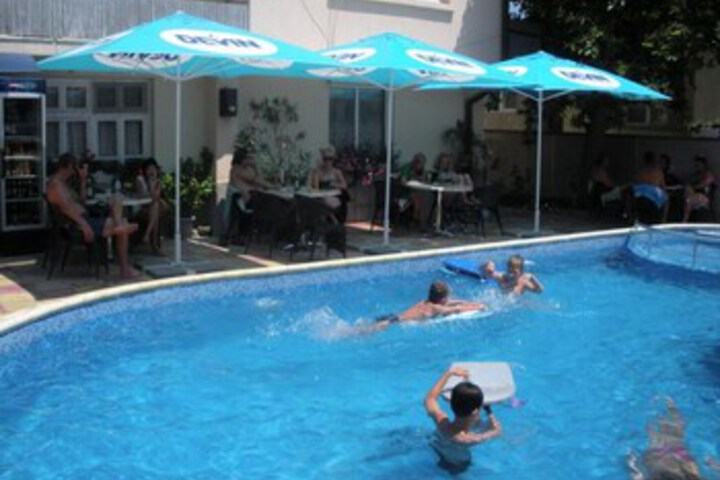 Pool 10 of 26