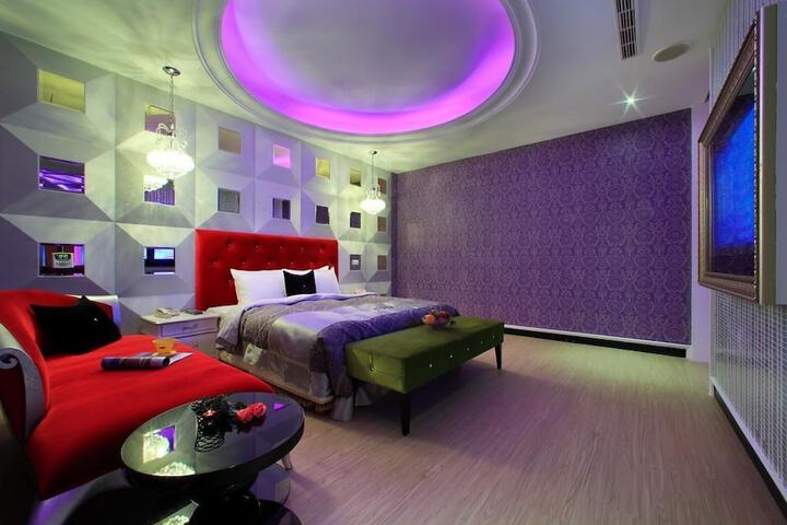 Room 6 of 32