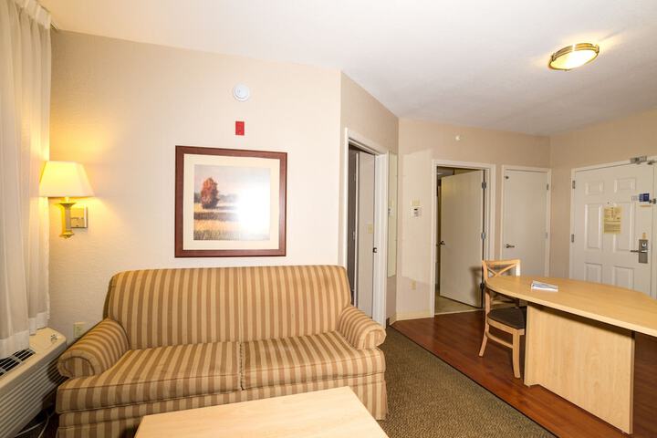 1 Queen Bed Studio Suite (4 of 19)