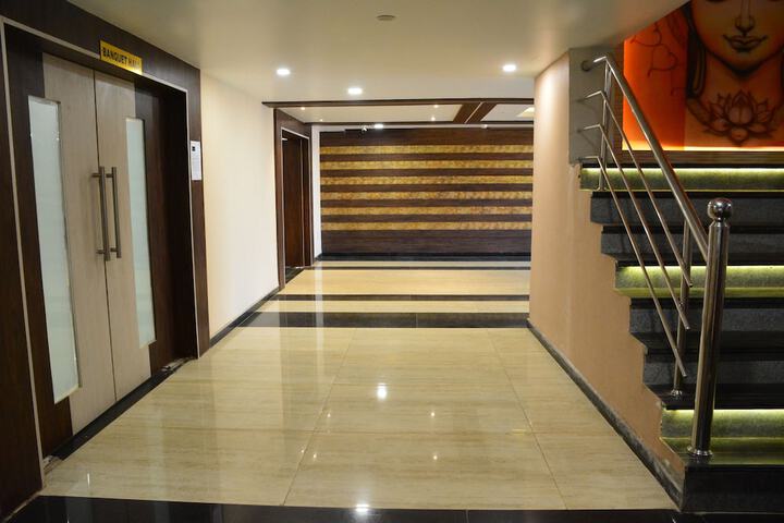 Ballroom/Hall 29 of 40