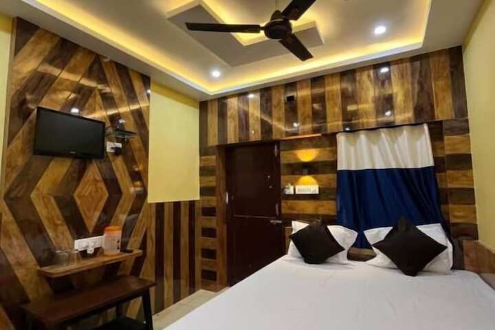 Room 8 of 18