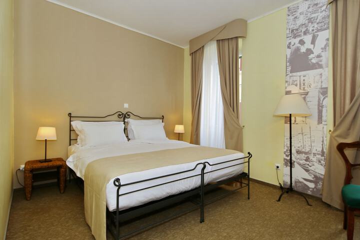 Room 20 of 102