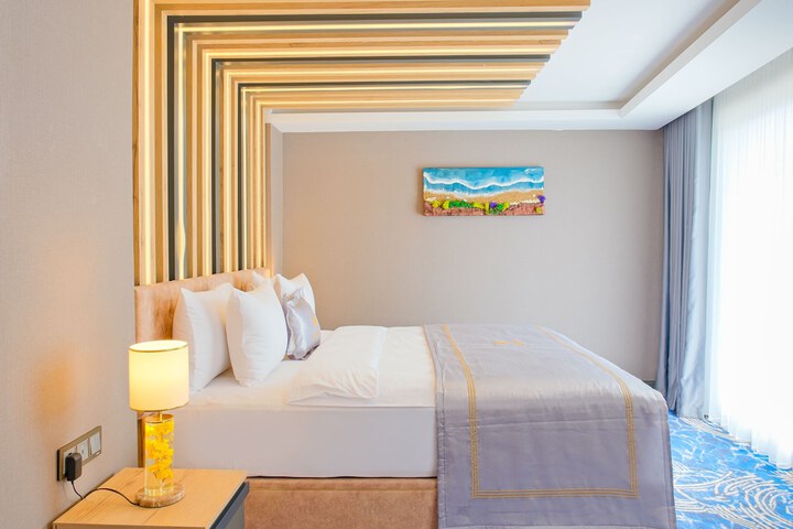 Room 6 of 80