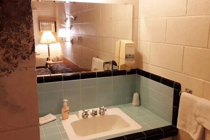 Room 6 of 16