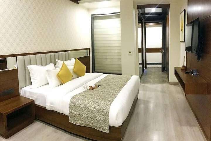 Room 4 of 11