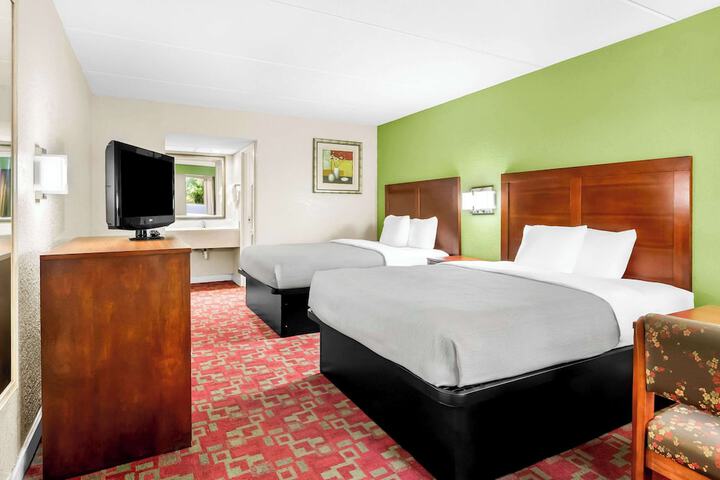 1 Queen Bed (3 of 7)