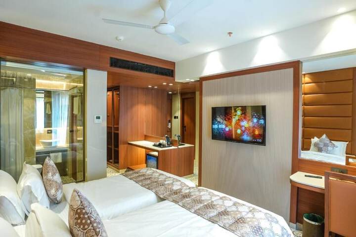 Room 4 of 10