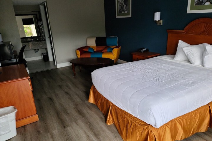 1 Queen Bed Deluxe Room (14 of 16)