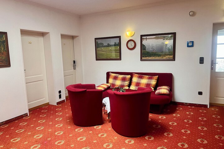 Lounge 31 of 56