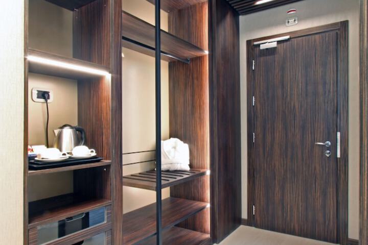 Room 9 of 31