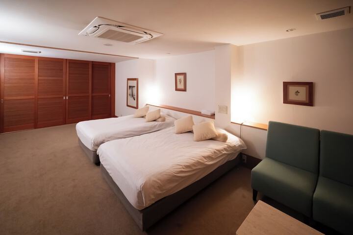 Room 9 of 25