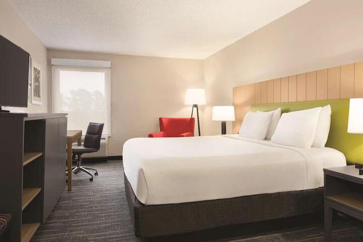 1 King Bed (6 of 11)