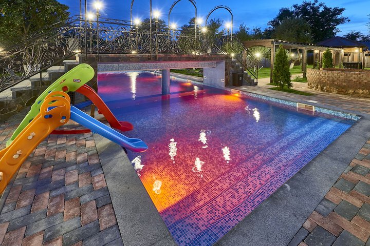 Pool 32 of 83