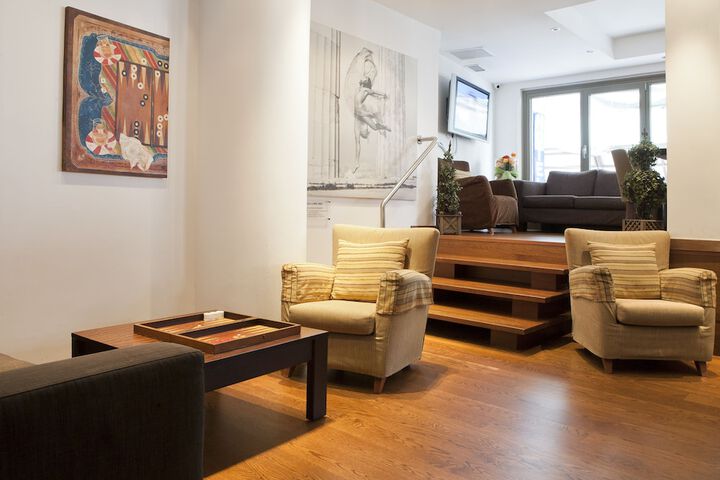 Lounge 31 of 34