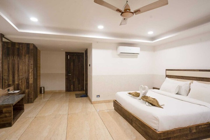 Room 9 of 13