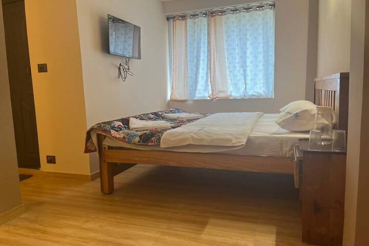 Room 4 of 28