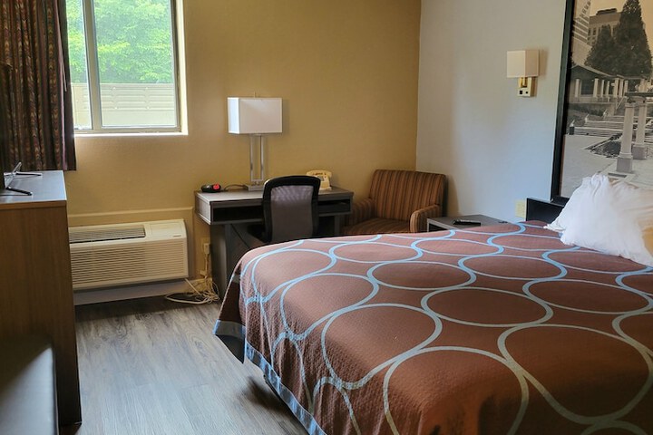 1 King Bed (5 of 11)