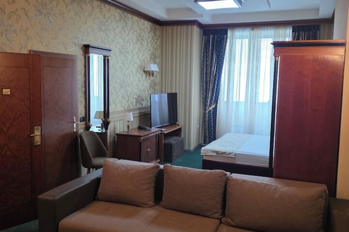 Room 4 of 11