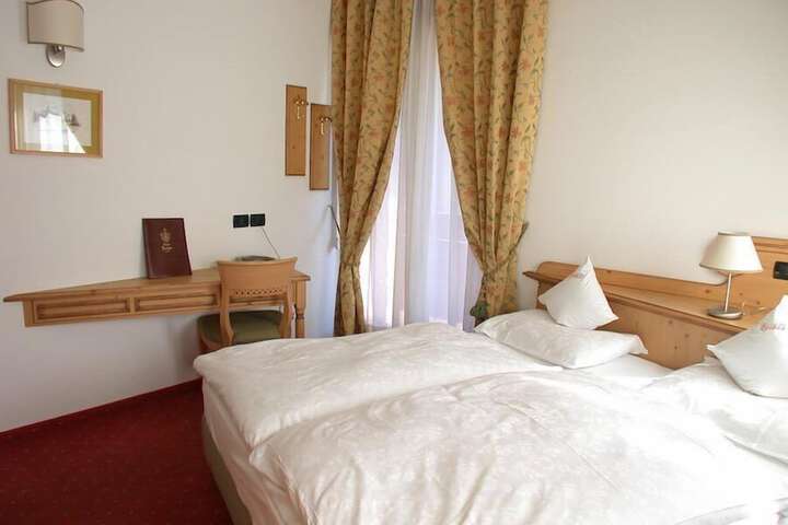 Room 6 of 33