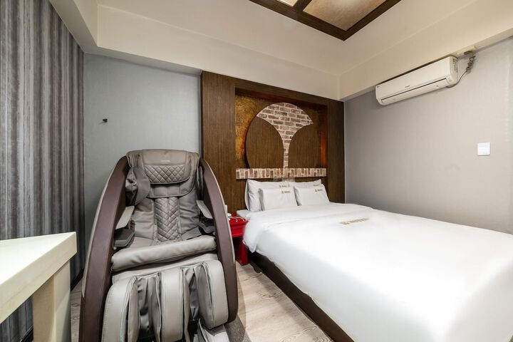 Room 37 of 37