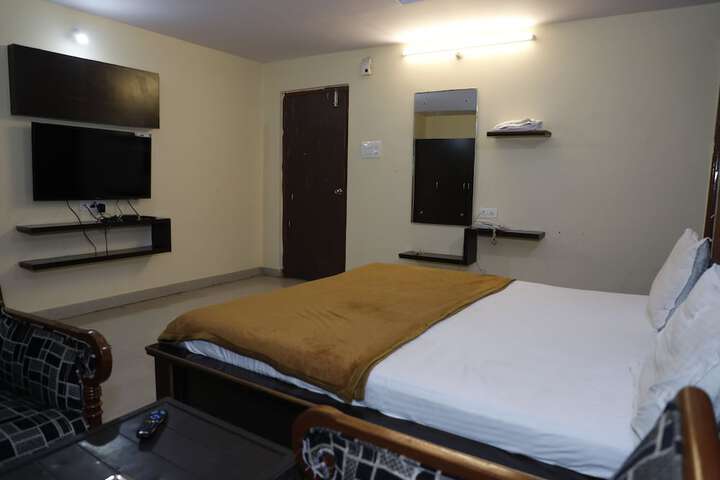 Room 12 of 38