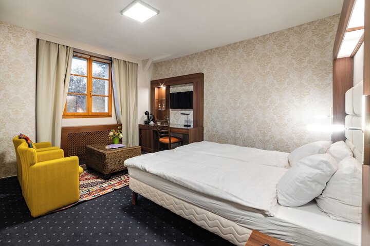 Room 2 of 18