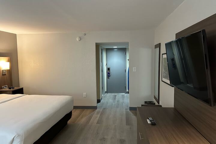 1 King Bed (9 of 12)