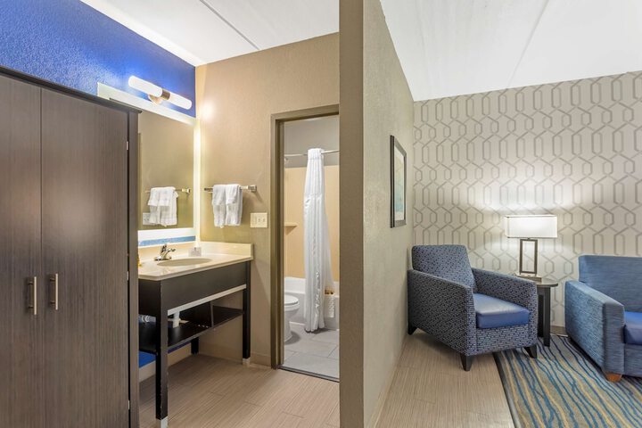 2 Queen Beds Exterior Entrance First Floor Microwave and Refrigerator WiFi Pet Friendly Room Full Breakfast (10 of 12)