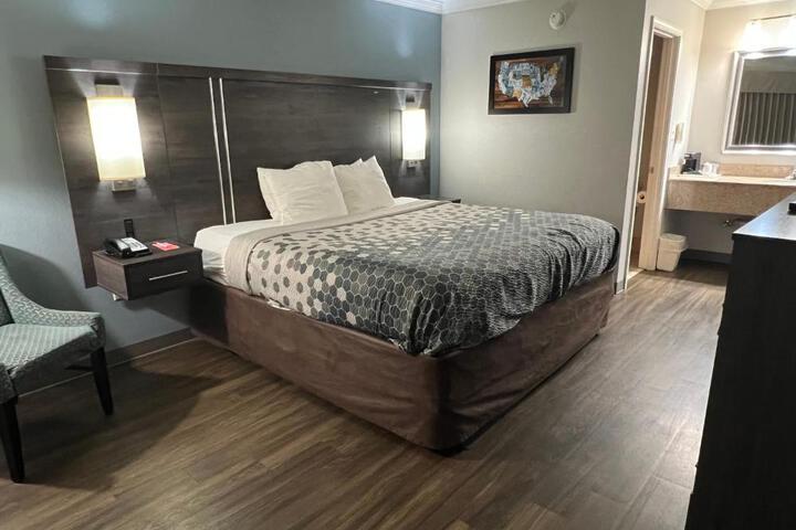 1 King Bed (12 of 12)