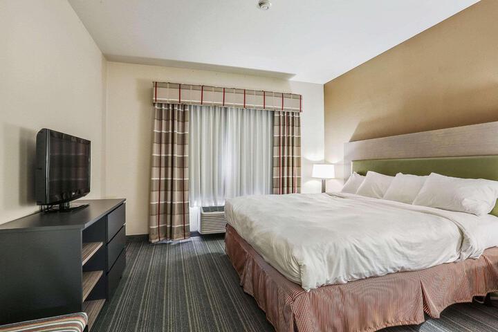 1 King Bed (3 of 19)
