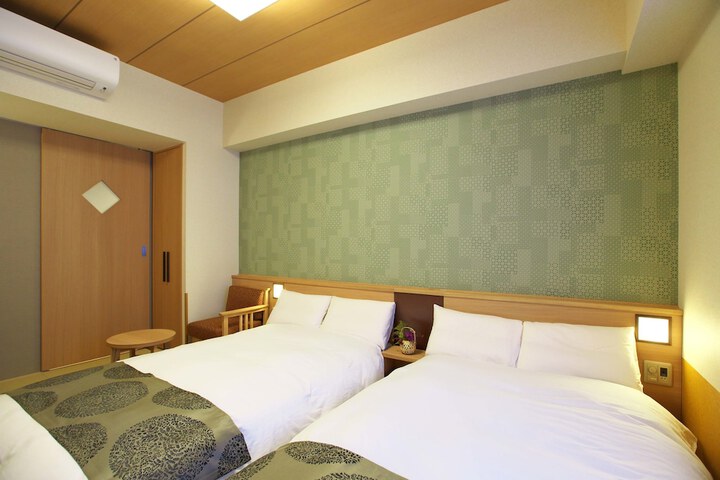 Room 11 of 102