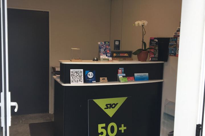 Check-in/check-out kiosk