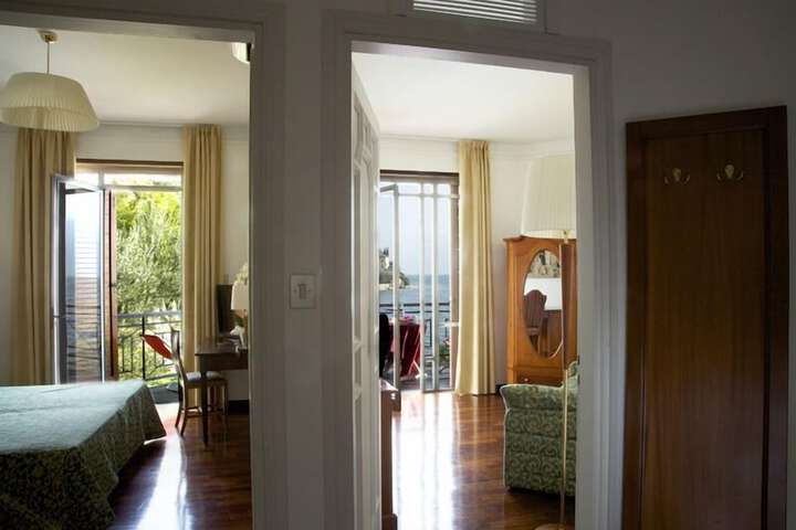 Room 6 of 32