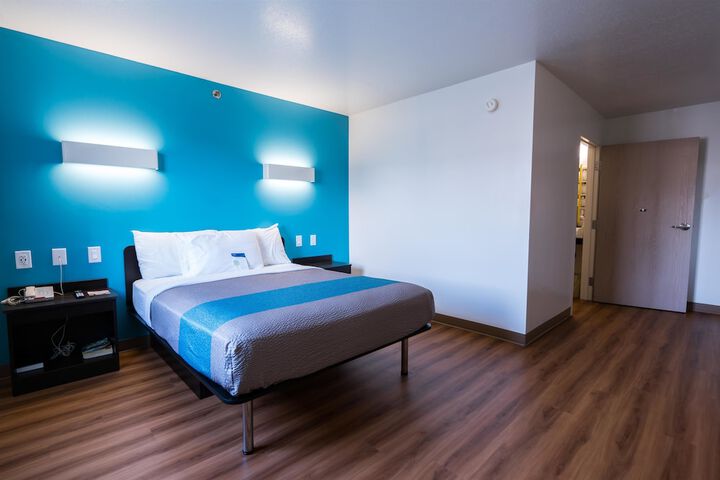 Queen Room Disability Accessible (3 of 23)