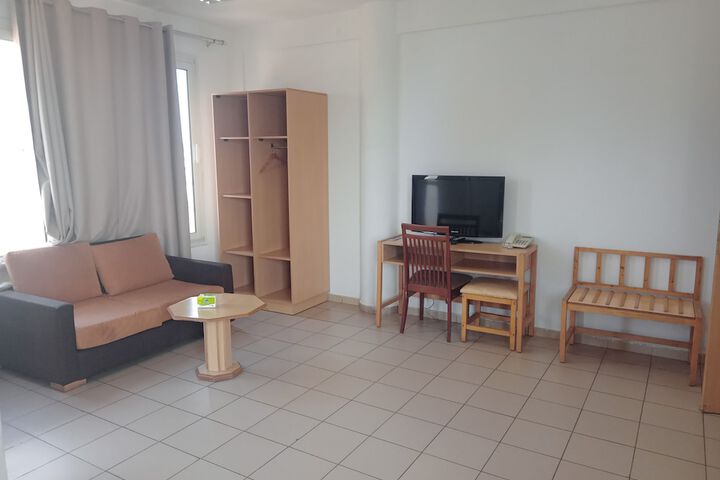Room 5 of 8