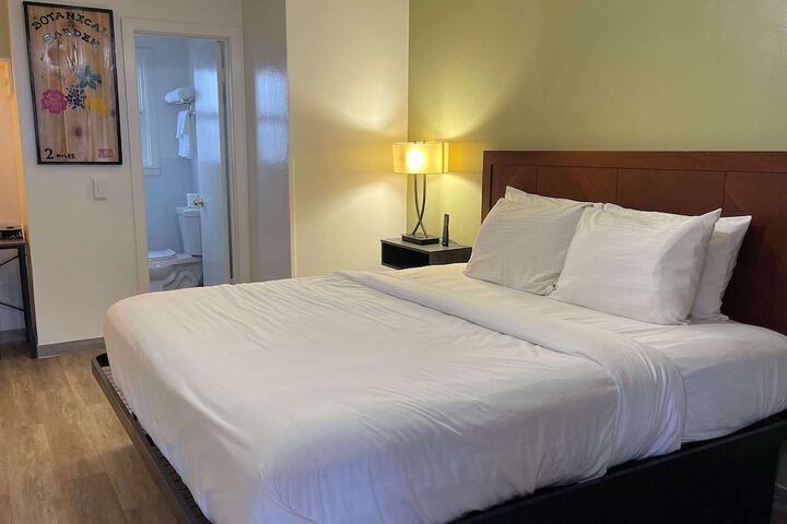 1 King Bed with Continental Breakfast (9 of 13)