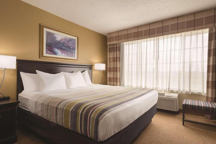 1 King Bed (3 of 13)